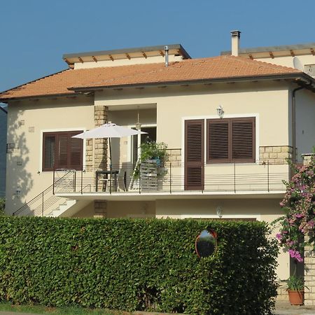 Casa Vacanze “Bouganville” Loc Avane Pisa Векиано Екстериор снимка